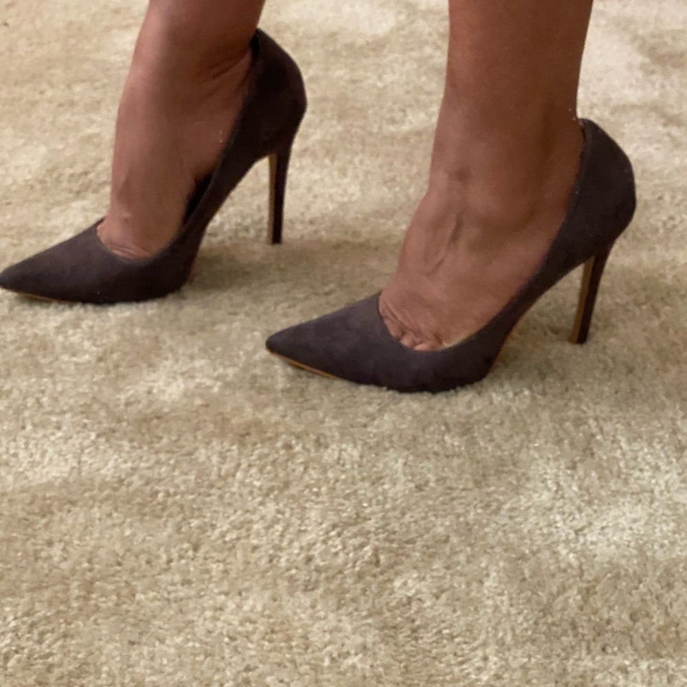 Brown pointed pump. Size 8